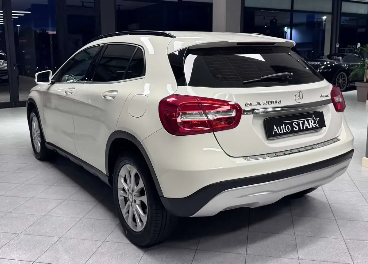 Usata Mercedes GLA200 136 CV (100 kW) 2016 Bianco SUV