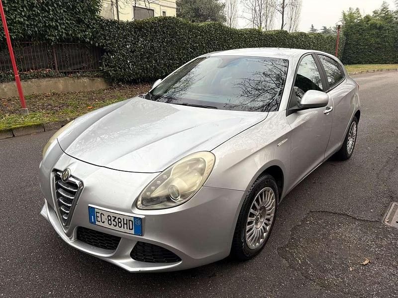 Grigio Usata 2011 Alfa Romeo Giulietta Distinctive Tre volumi | 4900 € (Super prezzo) - Immagine 1/4