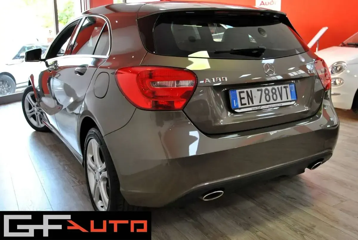 Usata Mercedes A180 109 CV (80 kW) 2013 Marrone Utilitaria