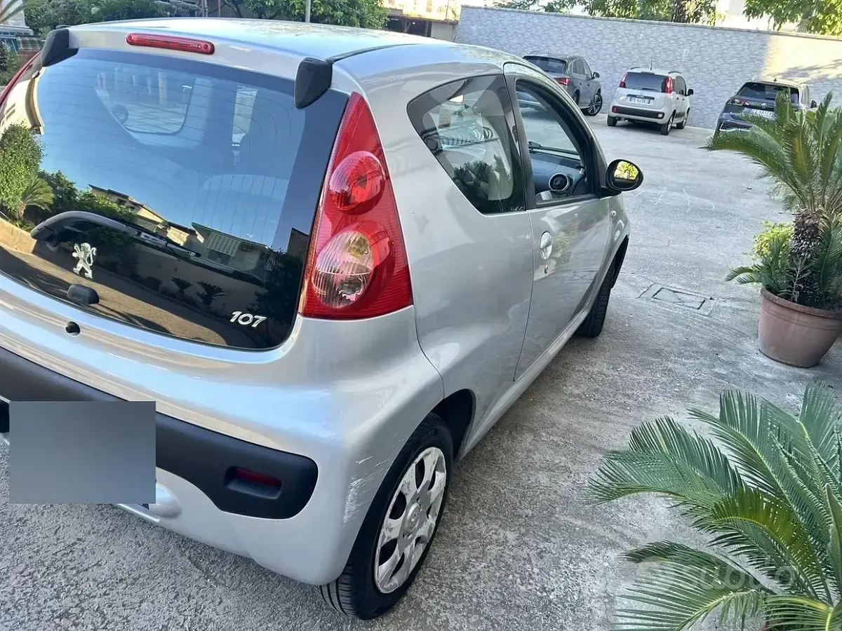 Usata Peugeot 107 68 CV (50 kW) 2010 Grigio Utilitaria