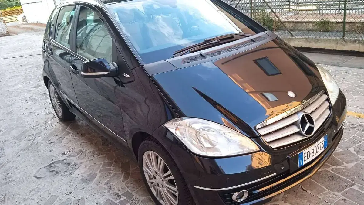 Usata Mercedes A180 Elegance 109 CV (80 kW) 2011 Nero Utilitaria