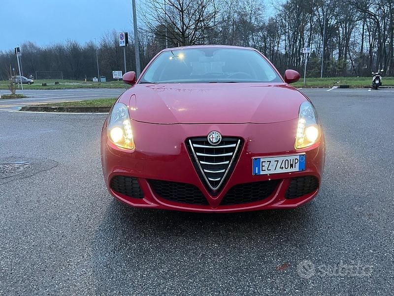 Usata Alfa Romeo Giulietta Distinctive 120 CV (88 kW) 2015 Rosso Berlina