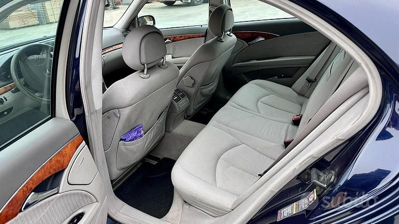 Usata Mercedes E220 150 CV (110 kW) 2003 Blu Berlina