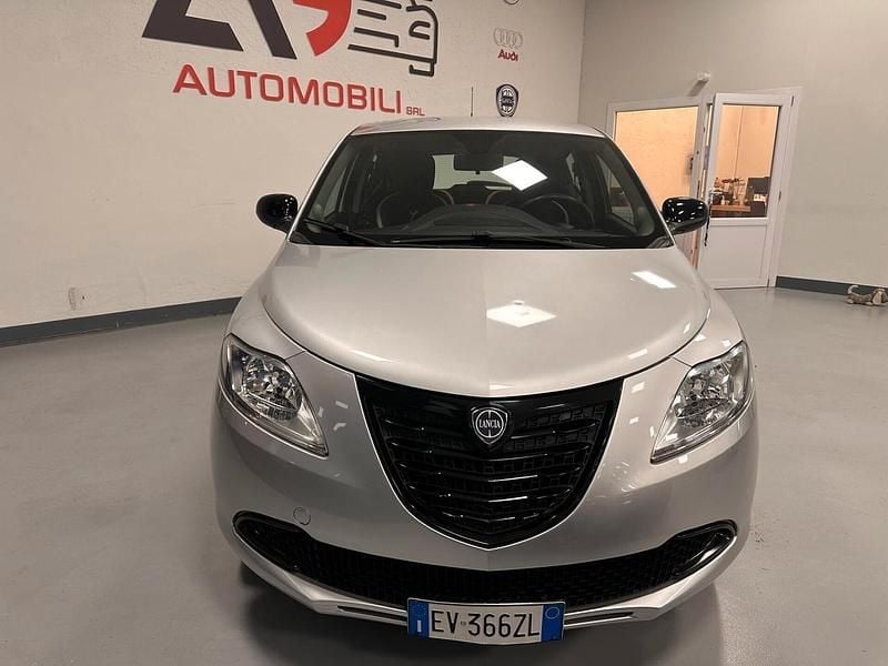 Usata Lancia Ypsilon 80 CV (58 kW) 2014 Argento Utilitaria