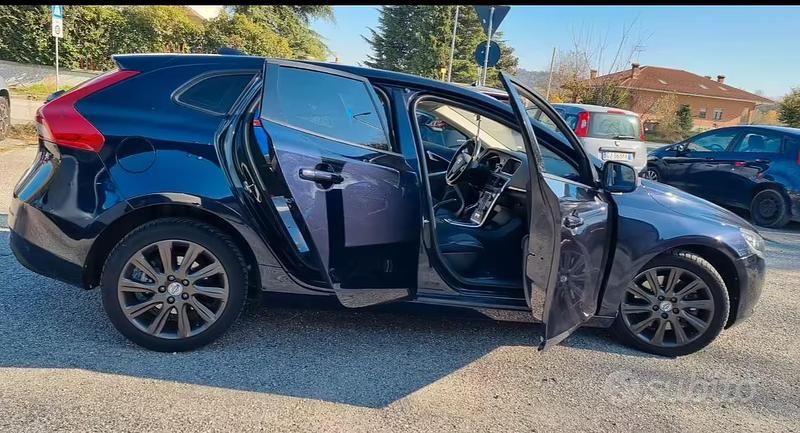 Usata Volvo V40 120 CV (88 kW) 2016 Blu Berlina