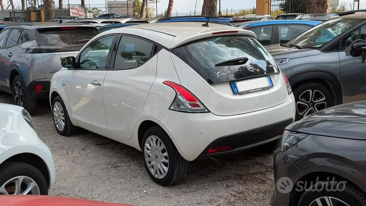 Usata Lancia Ypsilon 69 CV (50 kW) 2022 Grigio Utilitaria