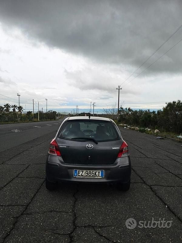 Usata Toyota Yaris 69 CV (50 kW) 2010 Grigio Utilitaria