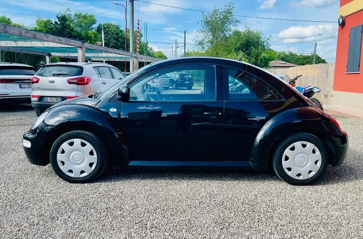 Begagnad VW New Beetle 102 HK (75 kW) 2000 Svart Halvkombi