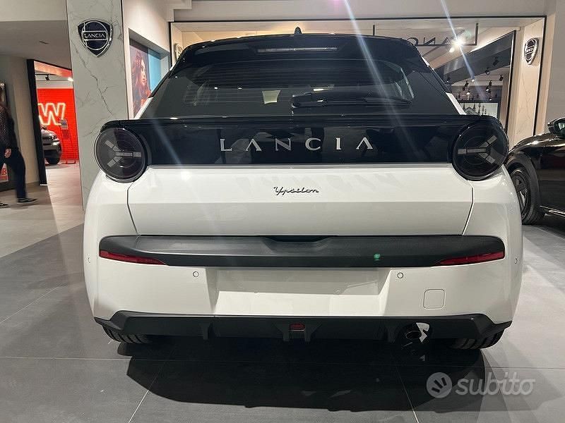Nuova Lancia Ypsilon 101 CV (74 kW) 2025 Bianco Utilitaria