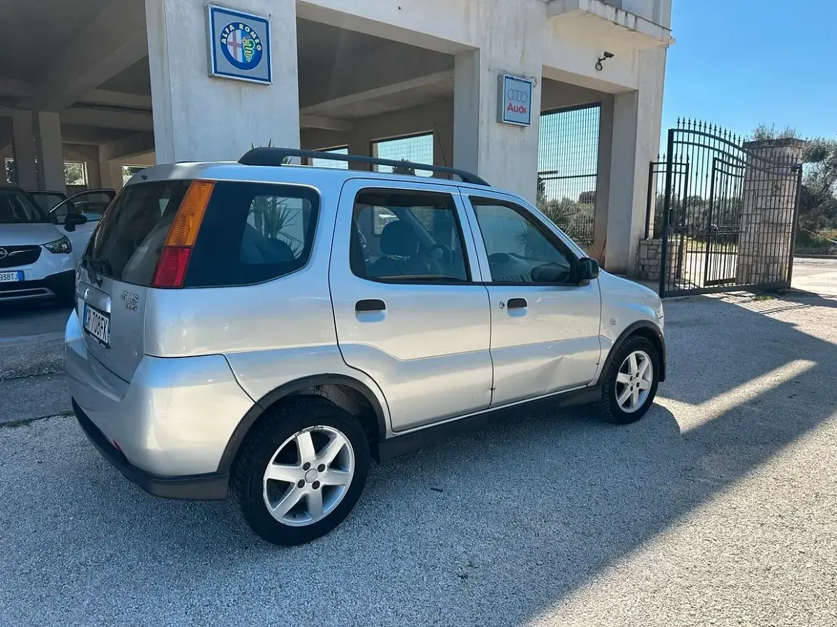 Usado Suzuki Ignis 69 CV (50 kW) 2004 Gris Utilitario
