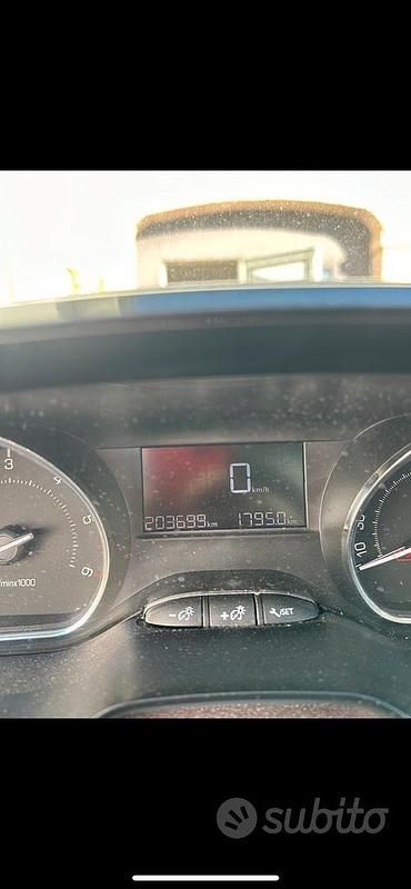 Usata Peugeot 2008 Active 68 CV (50 kW) 2014 Bianco SUV