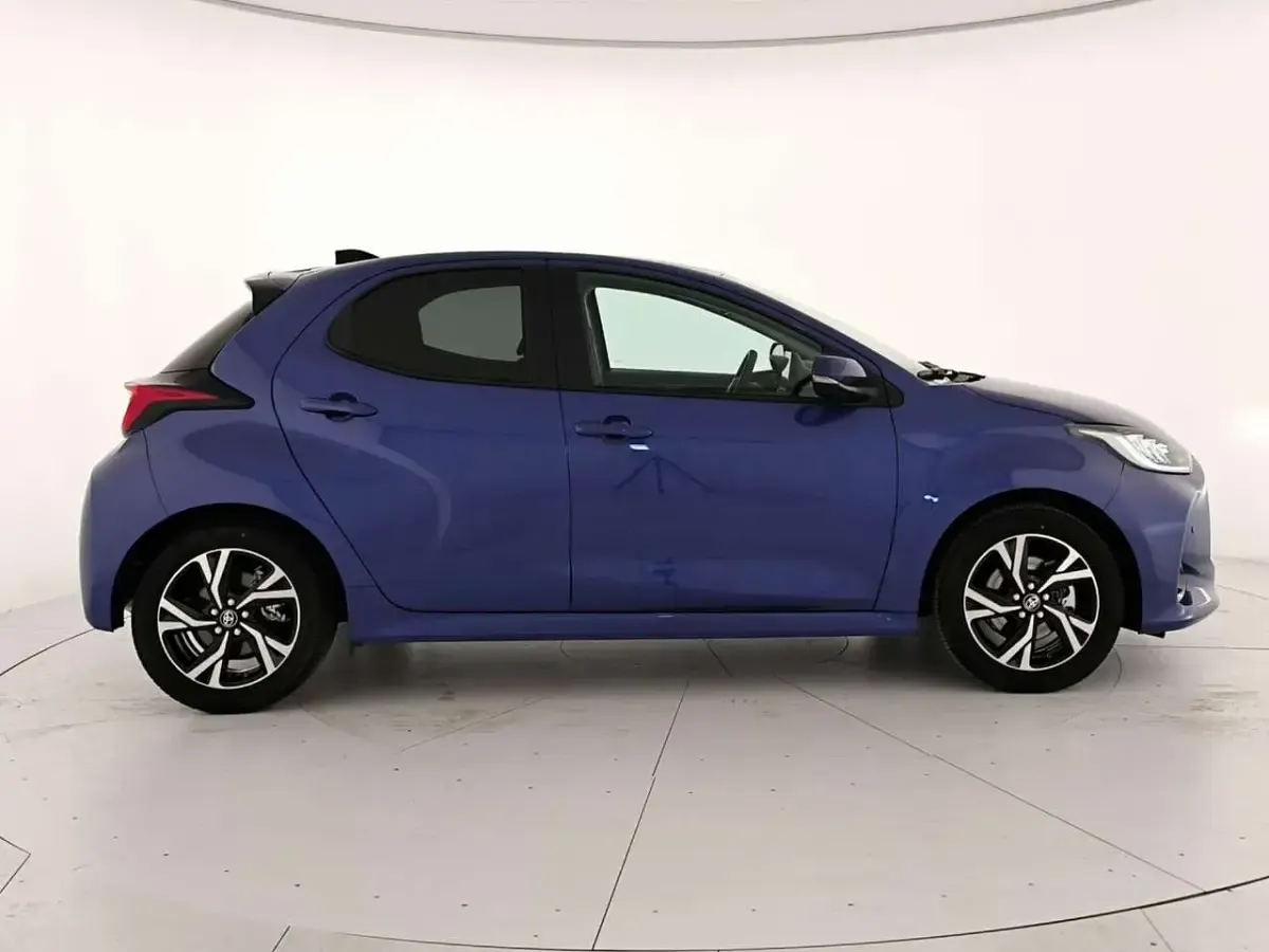 Nuova Toyota Yaris Hybrid Trend 116 CV (85 kW) 2025 Juniper blue Berlina