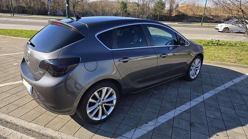 Usata Opel Astra Cosmo 140 CV (102 kW) 2011 Berlina