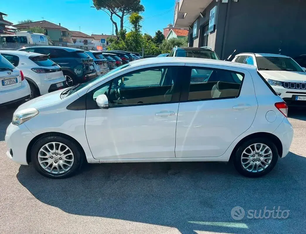 Usata Toyota Yaris Lounge 90 CV (66 kW) 2013 Bianco Utilitaria