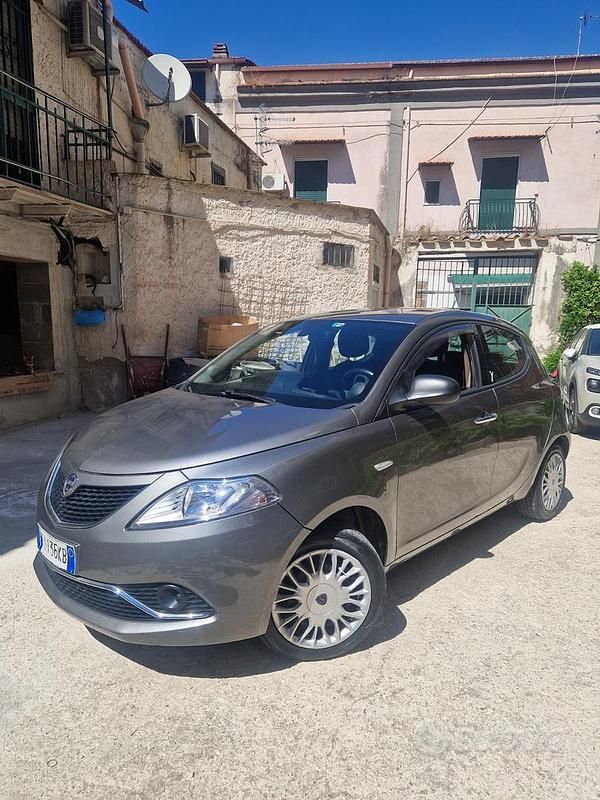 Usata Lancia Ypsilon 69 CV (50 kW) 2017 Grigio Utilitaria