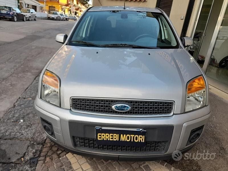 Usata Ford Fusion 68 CV (50 kW) 2007 Grigio Utilitaria