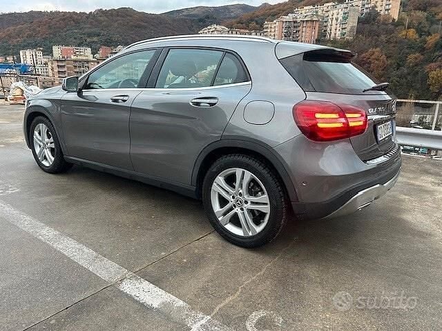 Usata Mercedes GLA180 Premium 122 CV (89 kW) 2019 Grigio SUV
