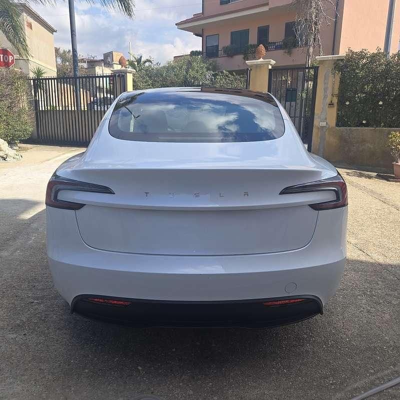 Begagnad Tesla Model 3 RWD 208 kW (283 HK) 2024 Vit Sedan