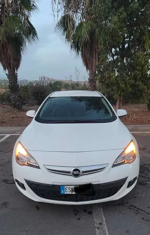 Usata Opel Astra GTC 110 CV (80 kW) 2013 Bianco Coupé
