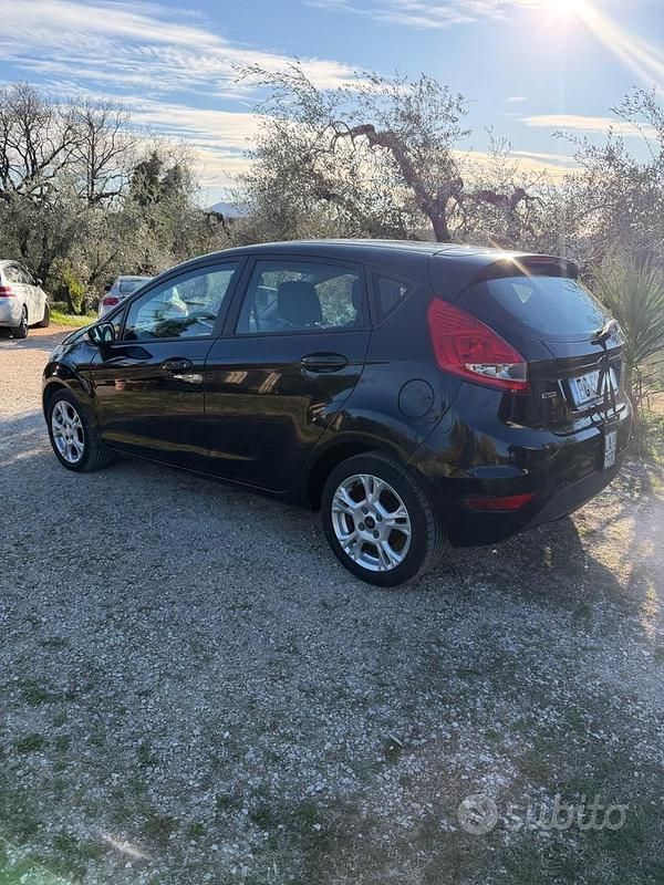 Usata Ford Fiesta Titanium 70 CV (51 kW) 2011 Nero Utilitaria