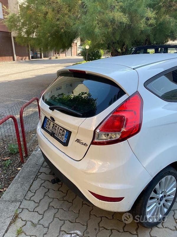 Usata Ford Fiesta 70 CV (51 kW) 2010 Bianco Utilitaria