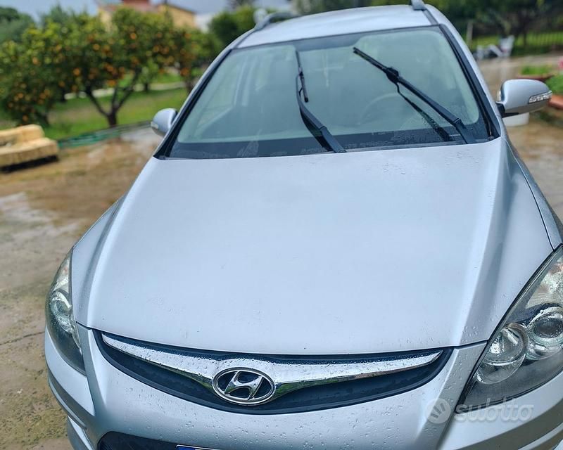 Grigio Usata 2011 Hyundai i30 Station wagon | 4200 € (Buon prezzo) - Immagine 1/4