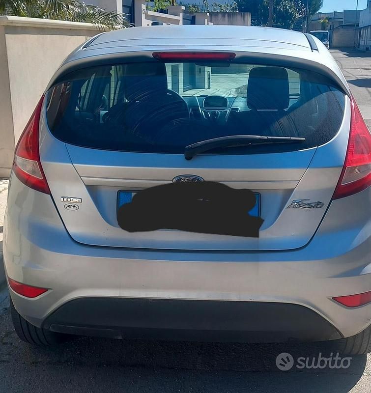 Usata Ford Fiesta 73 CV (53 kW) 2011 Grigio Utilitaria