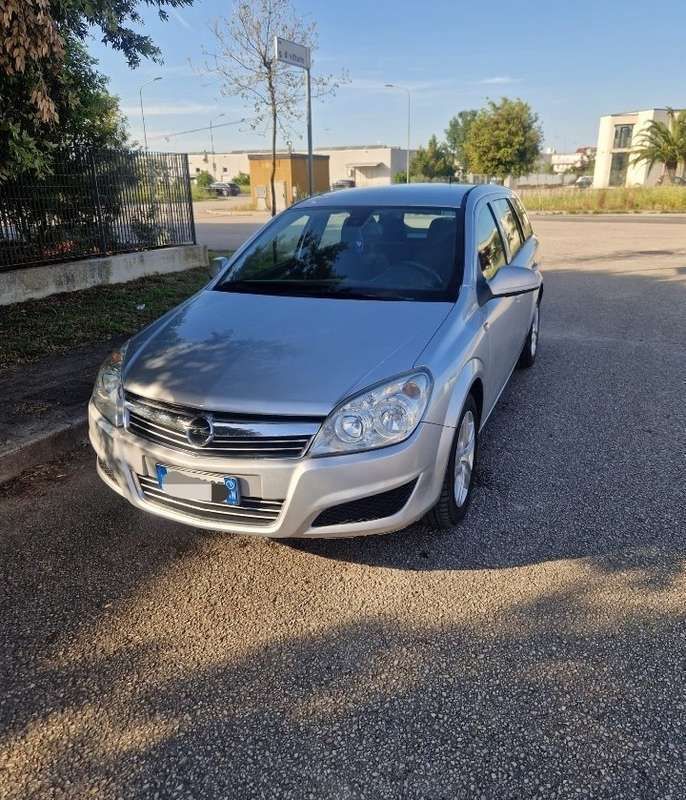 Usata 2009 Opel Astra Enjoy Station wagon | 2200 € (Buon prezzo) - Immagine 1/4