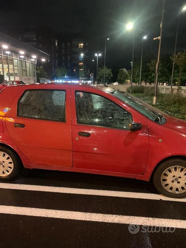 Usata Fiat Punto 105 CV (77 kW) 2005 Rosso Berlina