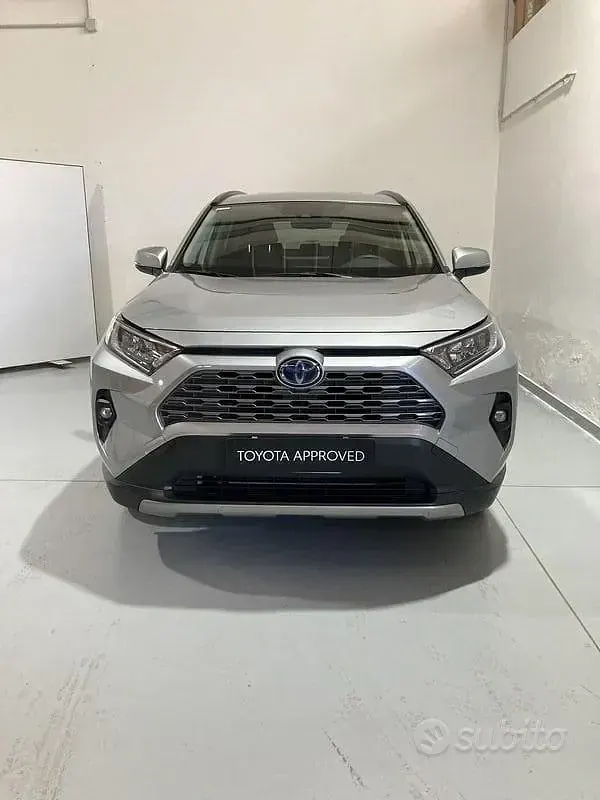 Usata Toyota RAV4 Hybrid 218 CV (160 kW) 2022 Argento SUV