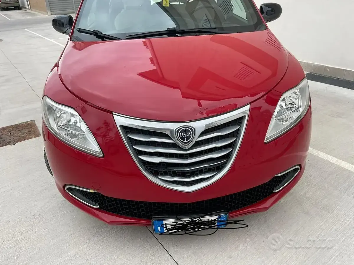 Używany Lancia Ypsilon 60 KM (44 kW) 2015 Czerwony Hatchback