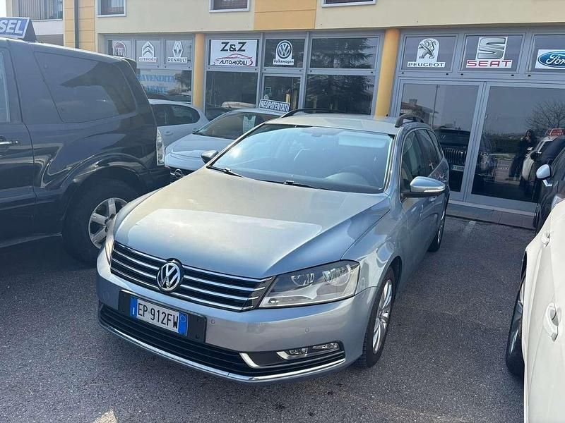 Usata VW Passat 105 CV (77 kW) 2012 Blu/azzurro Station wagon
