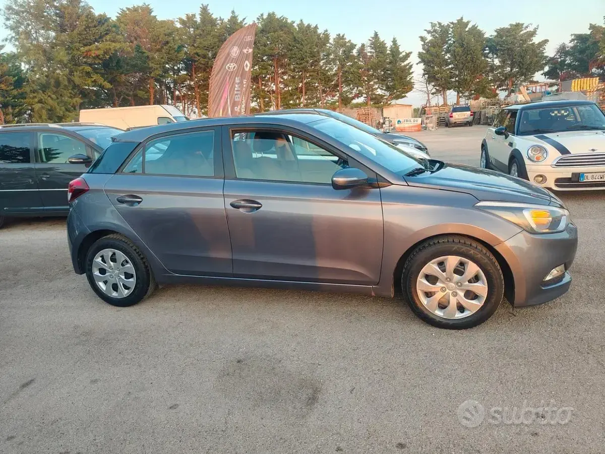 Usata Hyundai i20 Comfort 84 CV (61 kW) 2015 Grigio Berlina