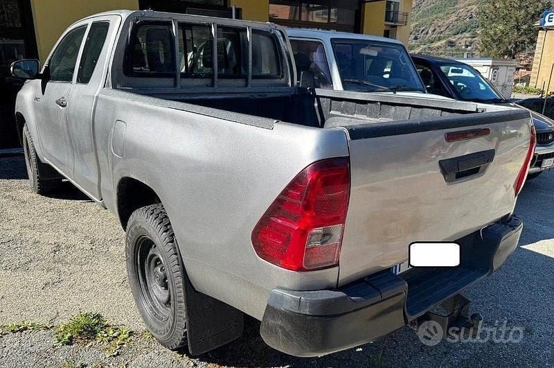 Grigio(met.) Usata 2019 Toyota HiLux Comfort Pick-up | 26.800 € (Ottimo prezzo) - Immagine 1/4