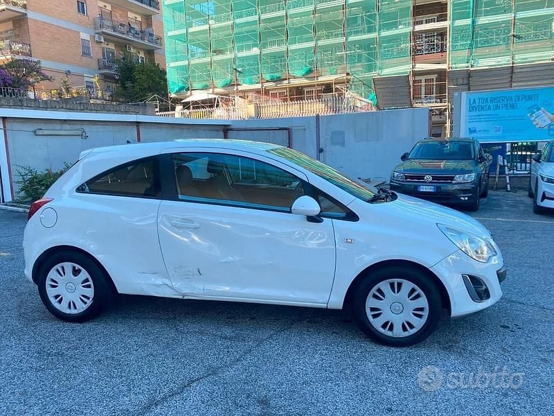 Używany Opel Corsa Edition 86 KM (63 kW) 2013 Biały Sedan/Limuzyna