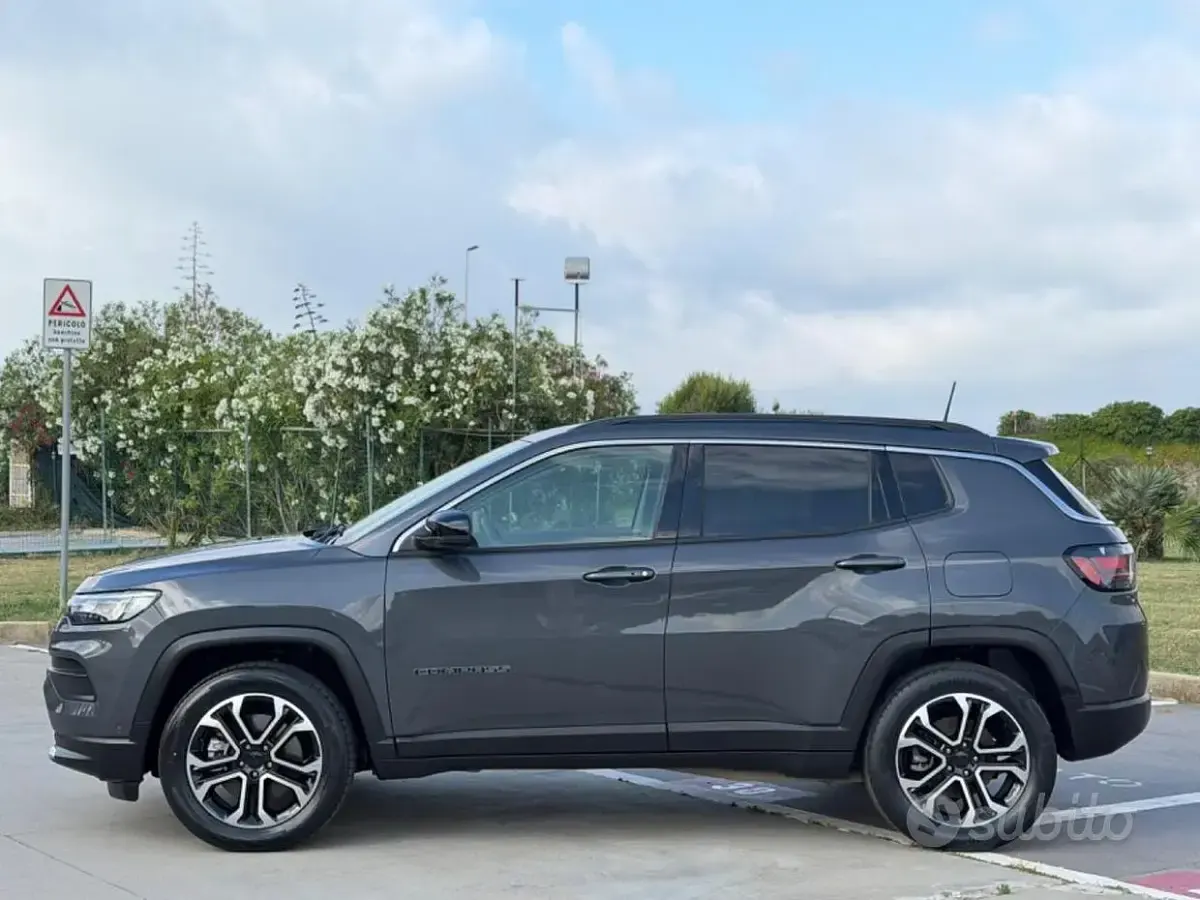 Usata Jeep Compass Limited 131 CV (96 kW) 2022 Grafik grey SUV