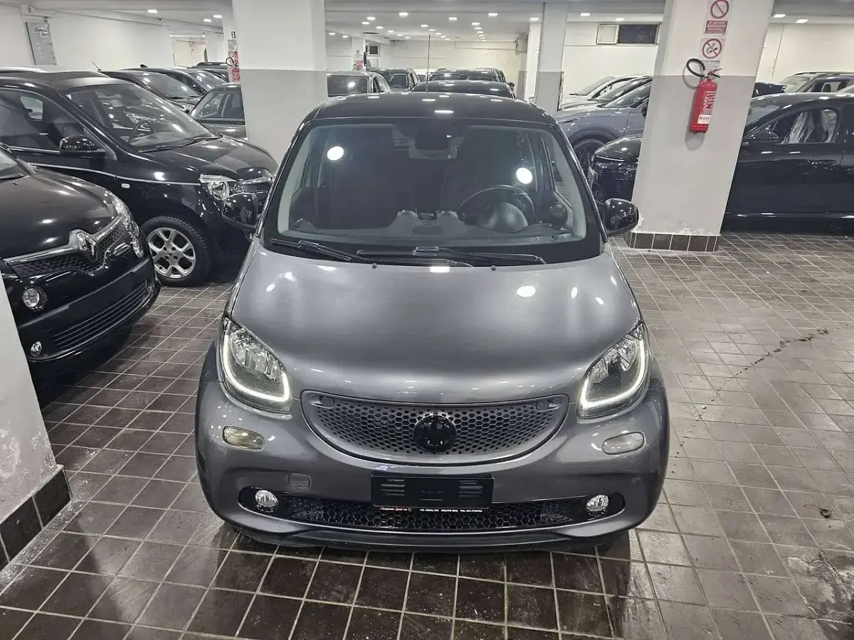 Usata Smart ForFour Passion 90 CV (66 kW) 2018 Grigio montagna metallizzato Utilitaria