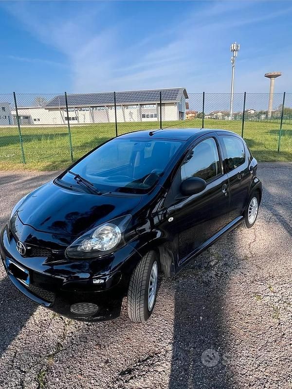 Usata Toyota Aygo 68 CV (50 kW) 2010 Nero Utilitaria