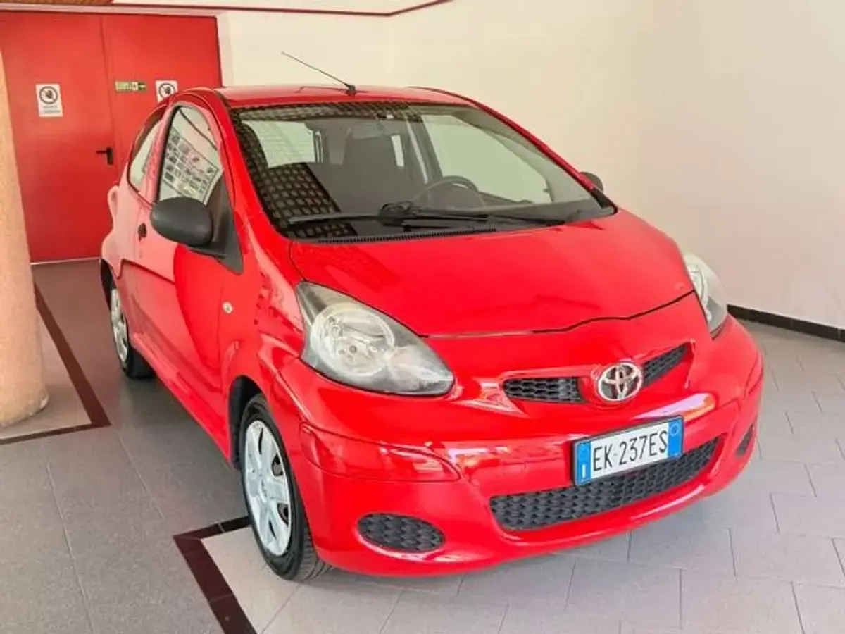Usata Toyota Aygo Connect Style 68 CV (50 kW) 2011 Rosso Utilitaria