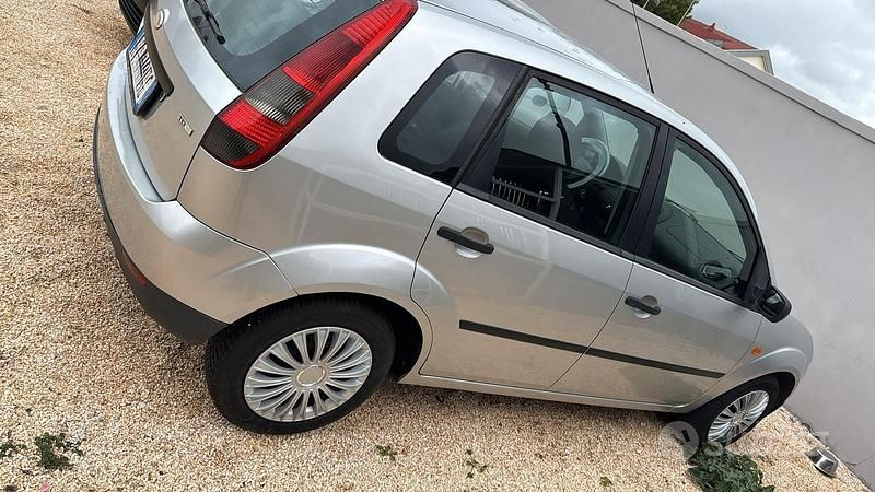 Usata Ford Fiesta 68 CV (50 kW) 2004 Grigio Utilitaria