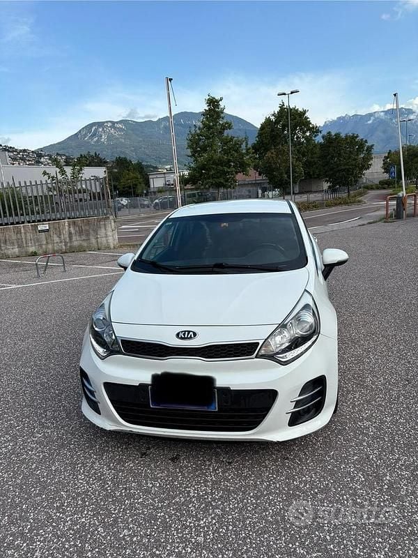 Bianco Usata 2015 Kia Rio Due volumi | 6500 € (Buon prezzo) - Immagine 1/4