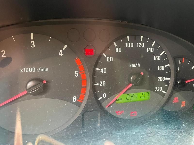 Usata SsangYong Rexton 165 CV (121 kW) 2005 Argento SUV