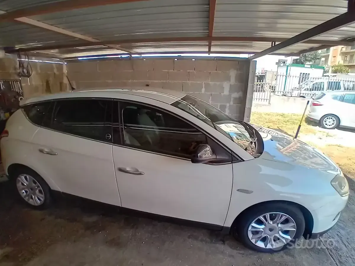 Begagnad Lancia Delta 120 HK (88 kW) 2013 Vit Halvkombi