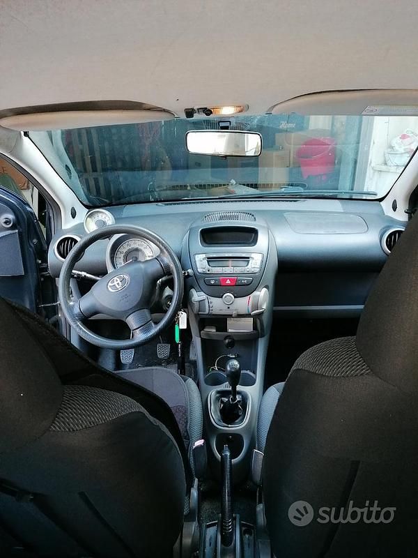 Usata Toyota Aygo 68 CV (50 kW) 2005 Grigio Utilitaria