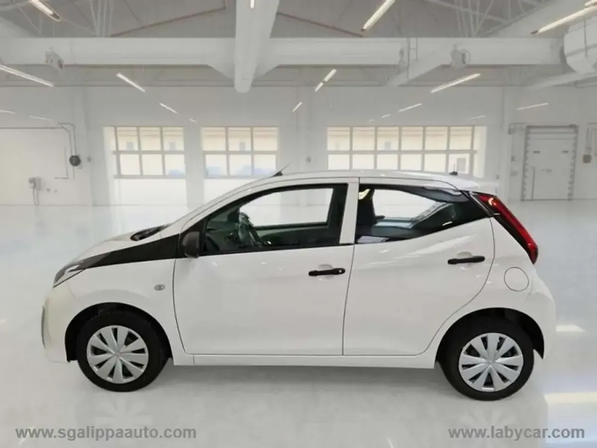Usata Toyota Aygo Connect Style 72 CV (52 kW) 2021 Bianco Utilitaria