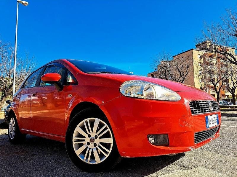 Rosso Usata 2010 Fiat Grande Punto Due volumi | 2800 € (Super prezzo) - Immagine 1/4