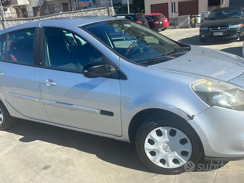 Usata Renault Clio II 65 CV (47 kW) 2010 Grigio Berlina