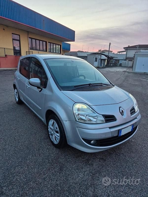 Grigio Usata 2010 Renault Modus Dynamique Monovolume | 3500 € (Buon prezzo) - Immagine 1/1