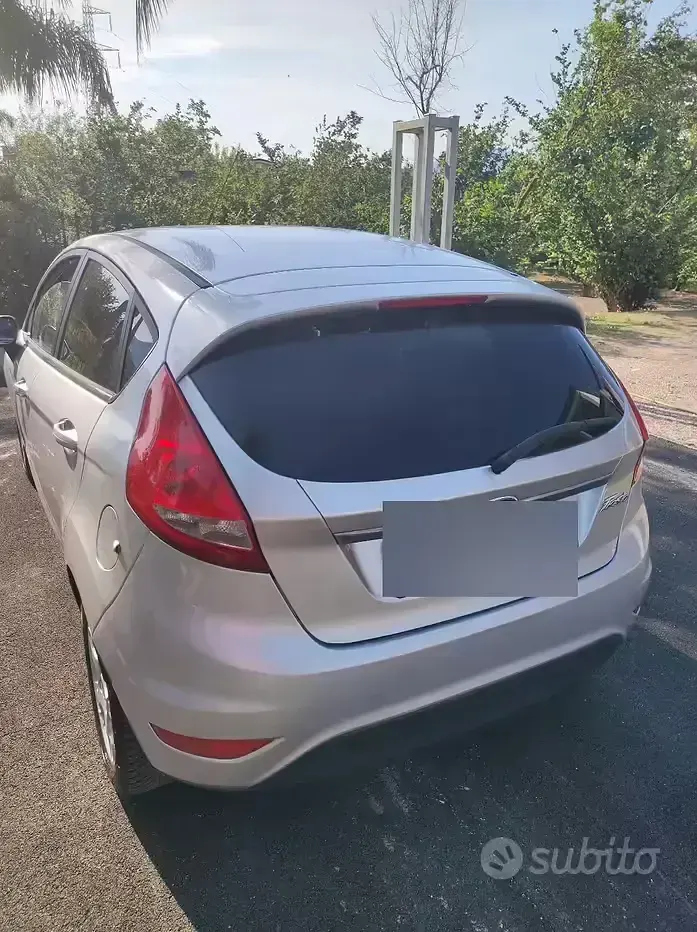Usata Ford Fiesta 97 CV (71 kW) 2012 Grigio Berlina