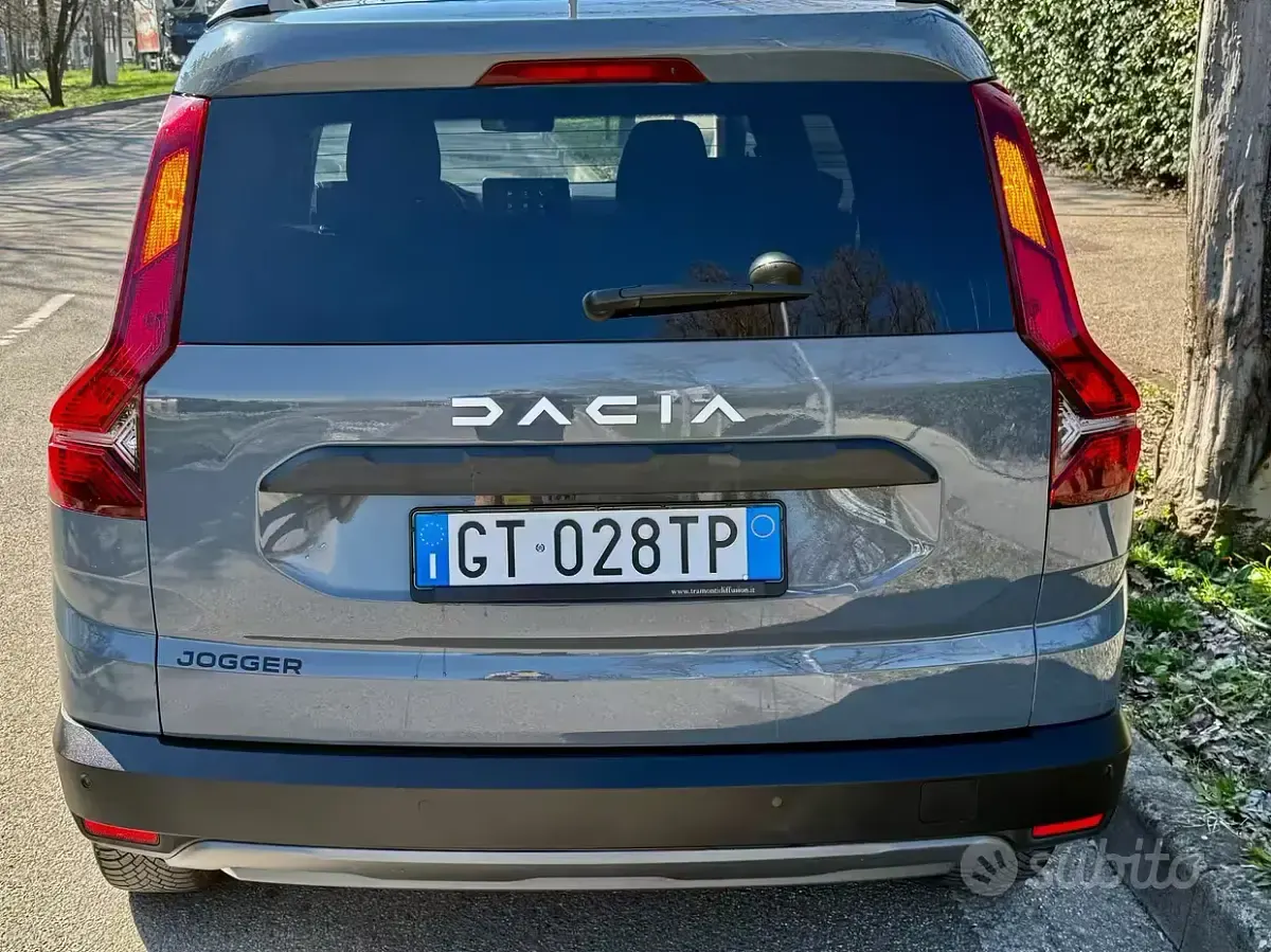 Usata Dacia Jogger 101 CV (74 kW) 2024 Grigio Monovolume